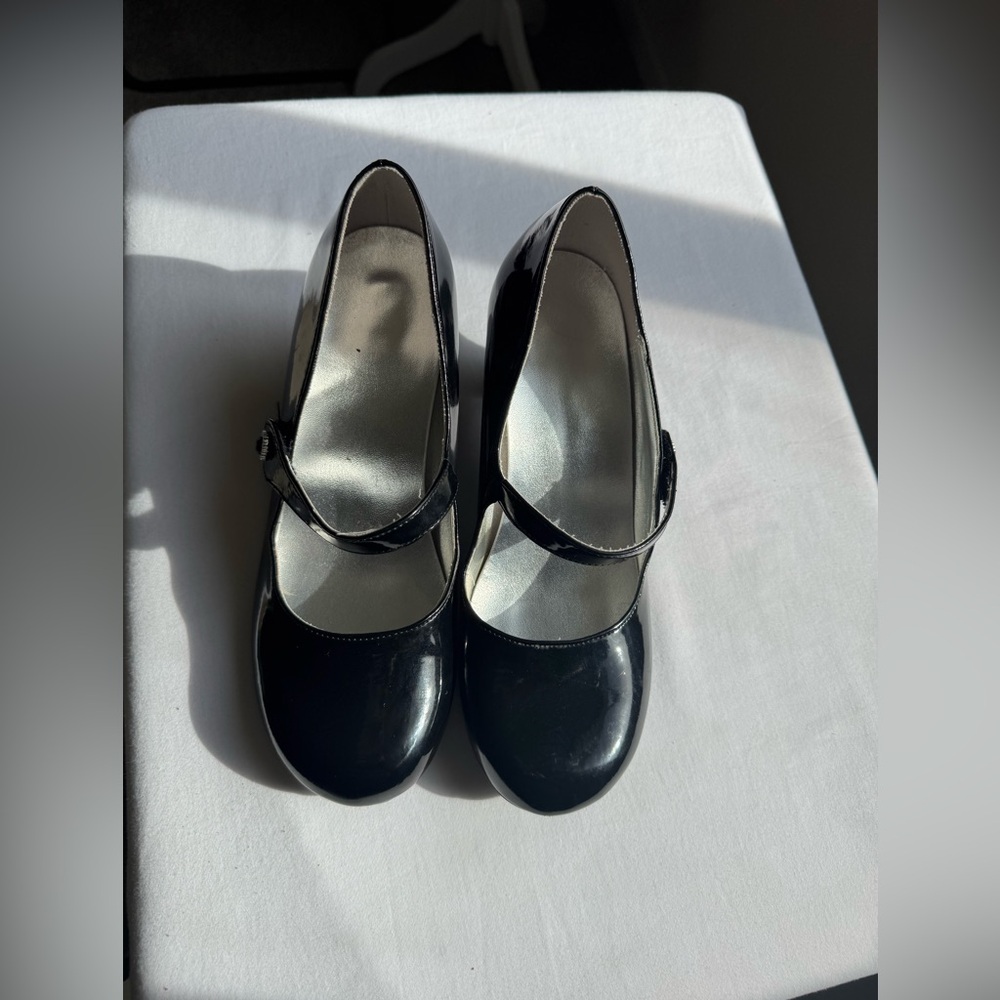 American Eagle Black Patent Leather Mary Jane Block Heel and strap closure Size5
